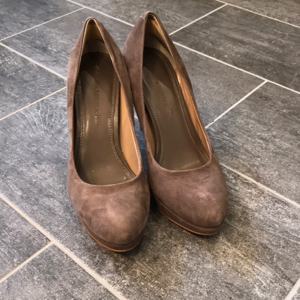 Taupe BANANA REPUBLIC High Heels; Size 7